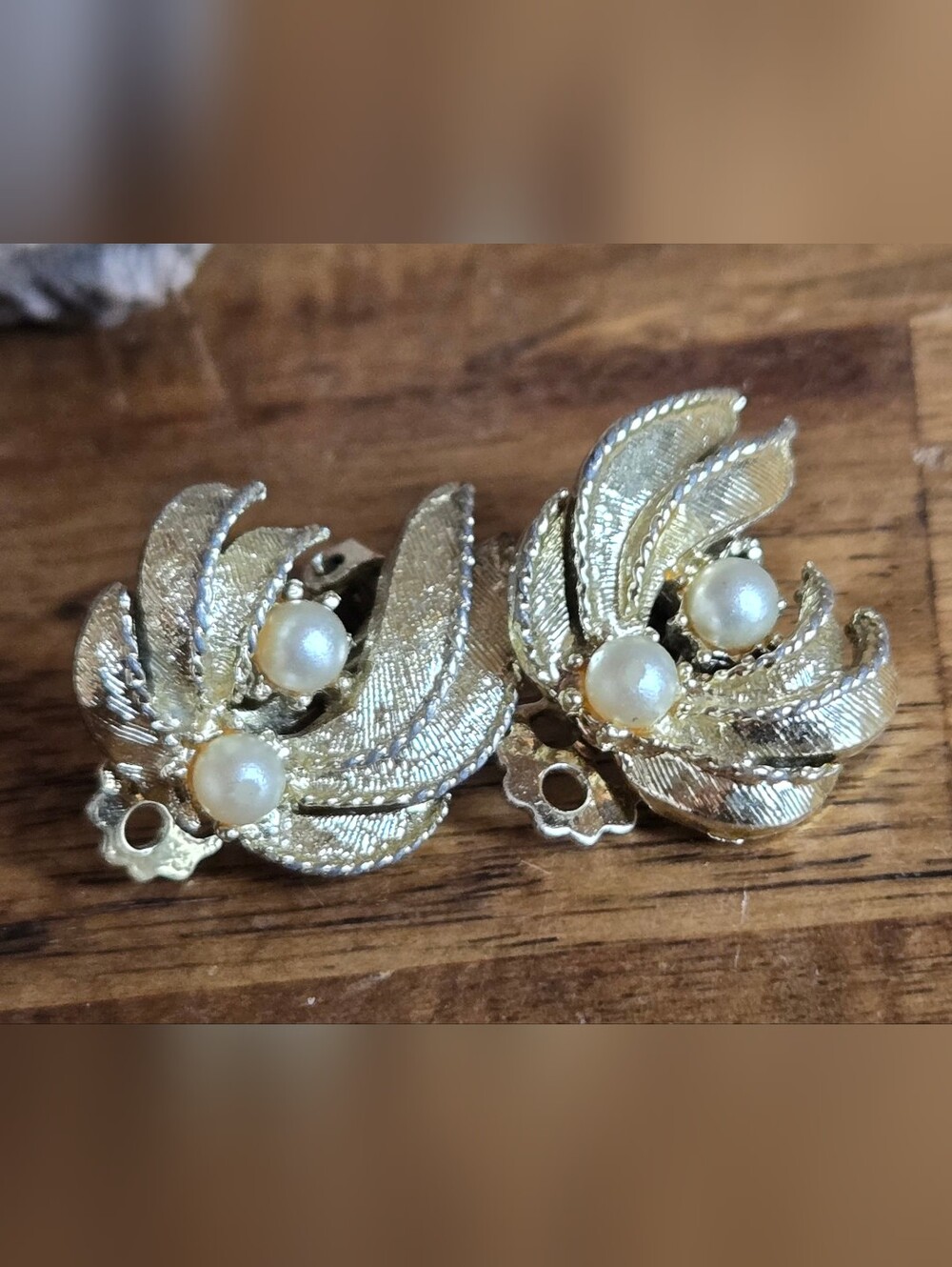 Vintage Gold Tone Leaf & Faux Pearl Clip-On Earrings – Mid-Century Floral